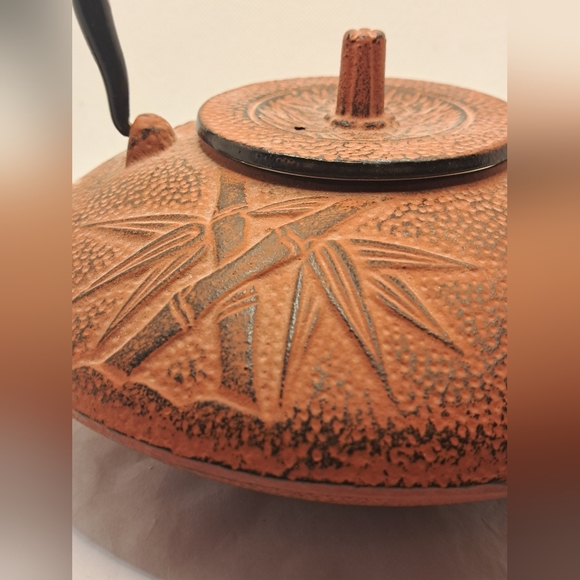 Cast Iron Japanese Tea Pot Tea Kettle, Cast Iron, 4 tea cups and 4 cup saucers. - Picture 7 of 16
